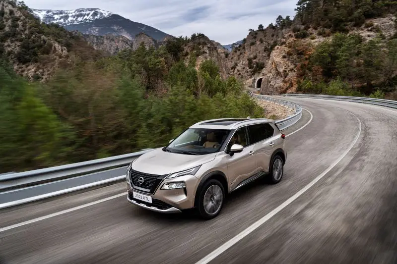 Nissan X-Trail X-Trail E-4ORCE PLATINUM PREMIUM 7-KOLTUK 4X4 5