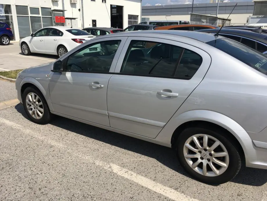Opel Astra Astra Sedan 1.6 Enjoy 111 4
