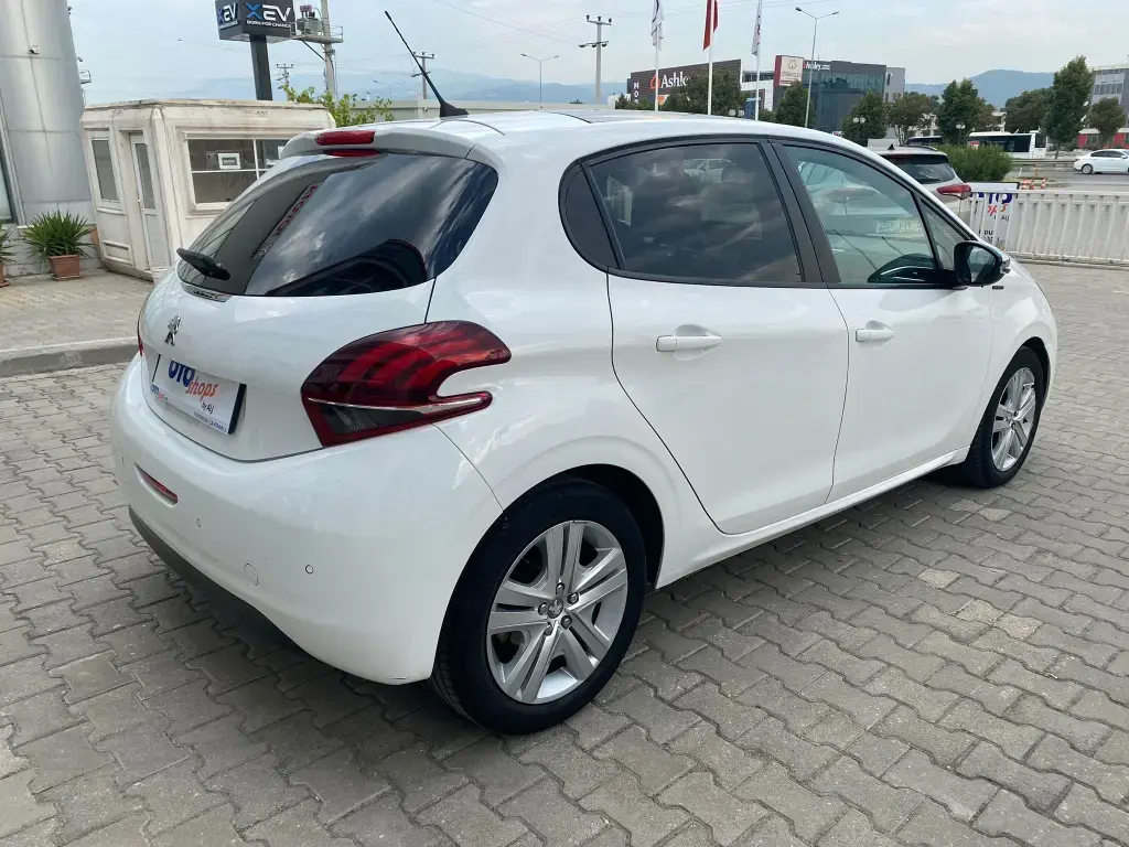 Peugeot 208 208 1.2 PureTech Start&Stop Signature EAT6 5