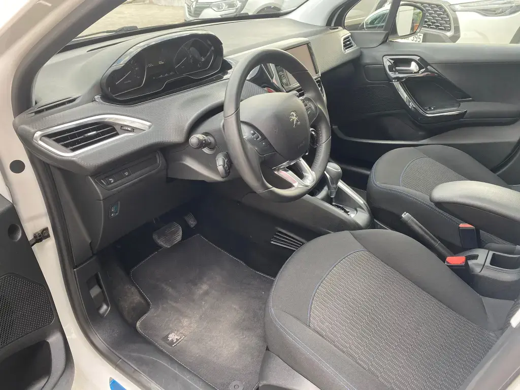 Peugeot 208 208 1.2 PureTech Start&Stop Signature EAT6 7