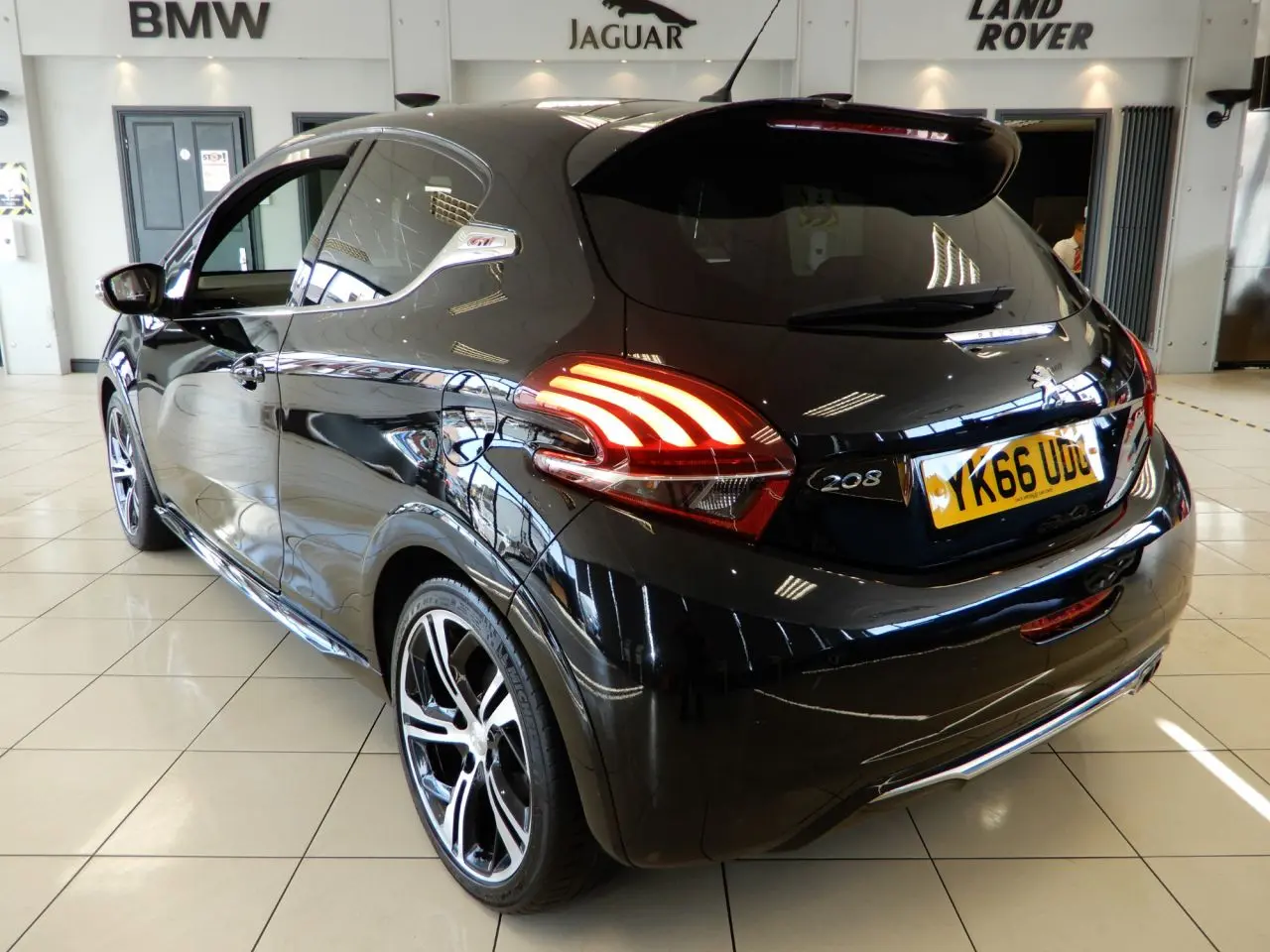 Peugeot 208 208 1.6 THP GTI by Peugeot Sport 6