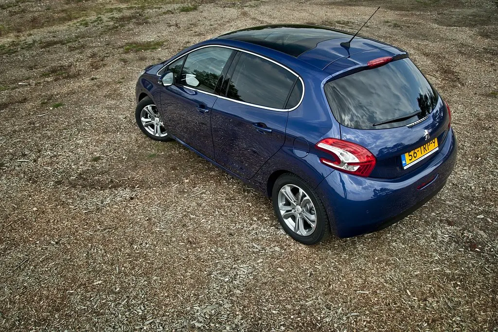 Peugeot 208 208 1.6 VTI Allure 7