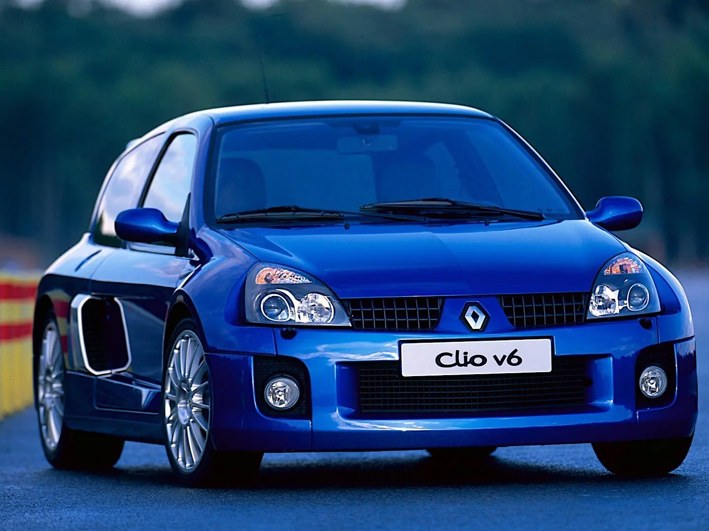 Renault Clio Clio 3.0 V6 RS 5