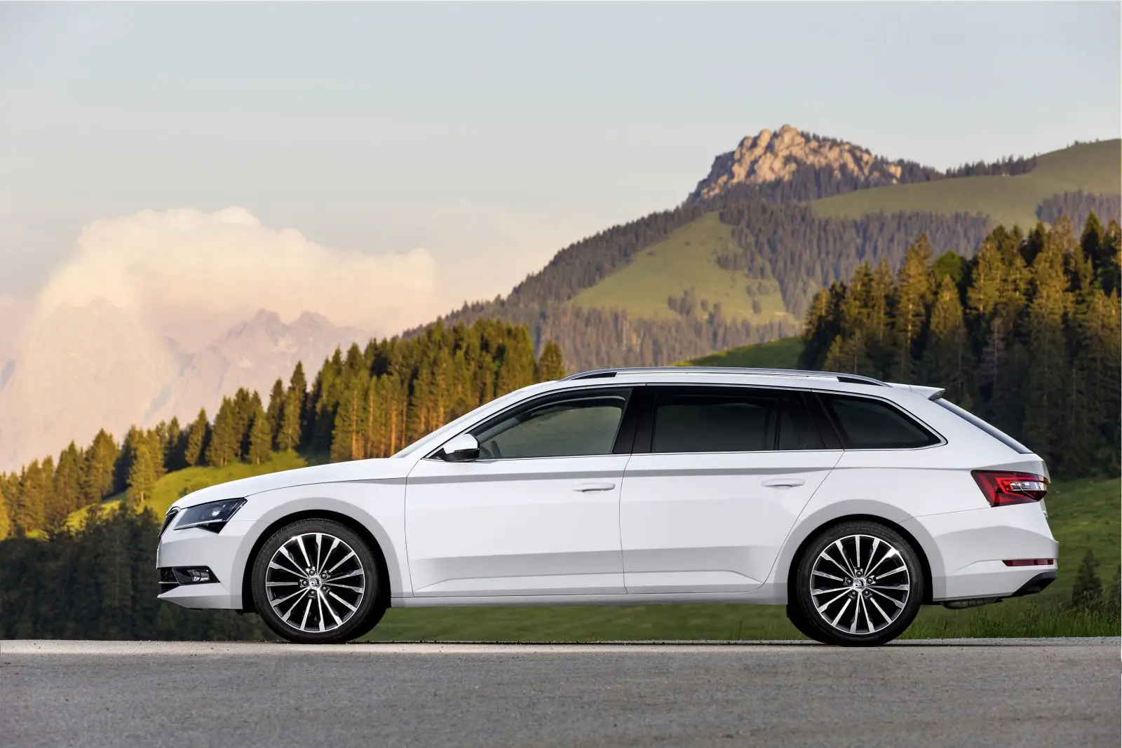Skoda Superb Superb Kombi 1.6 TDI GreenTec Elegance DSG 5