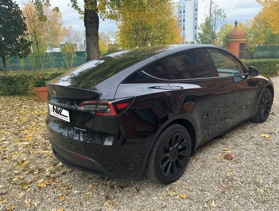 Tesla Model Y Model Y Long Range 4WD 3