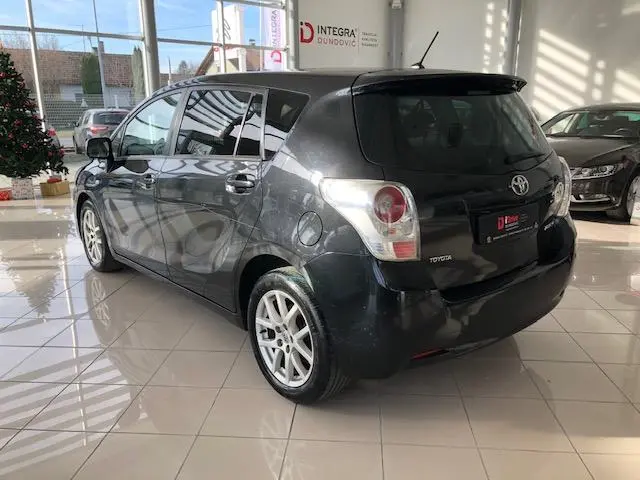 Toyota Corolla Corolla Verso 2.2 D-CAT Premium 5