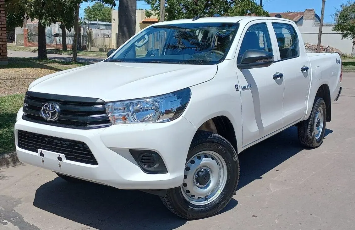 Toyota  Hi-Lux 2.4 D 1