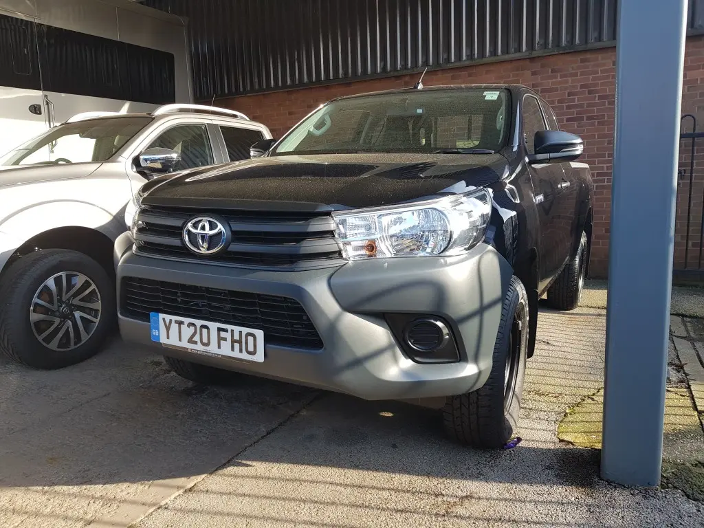 Toyota  Hi-Lux 2.4 D 3