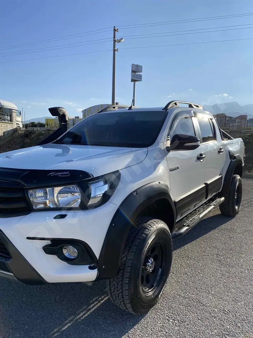 Toyota  Hi-Lux 2.4 D-4D 4x2 Adventure 3