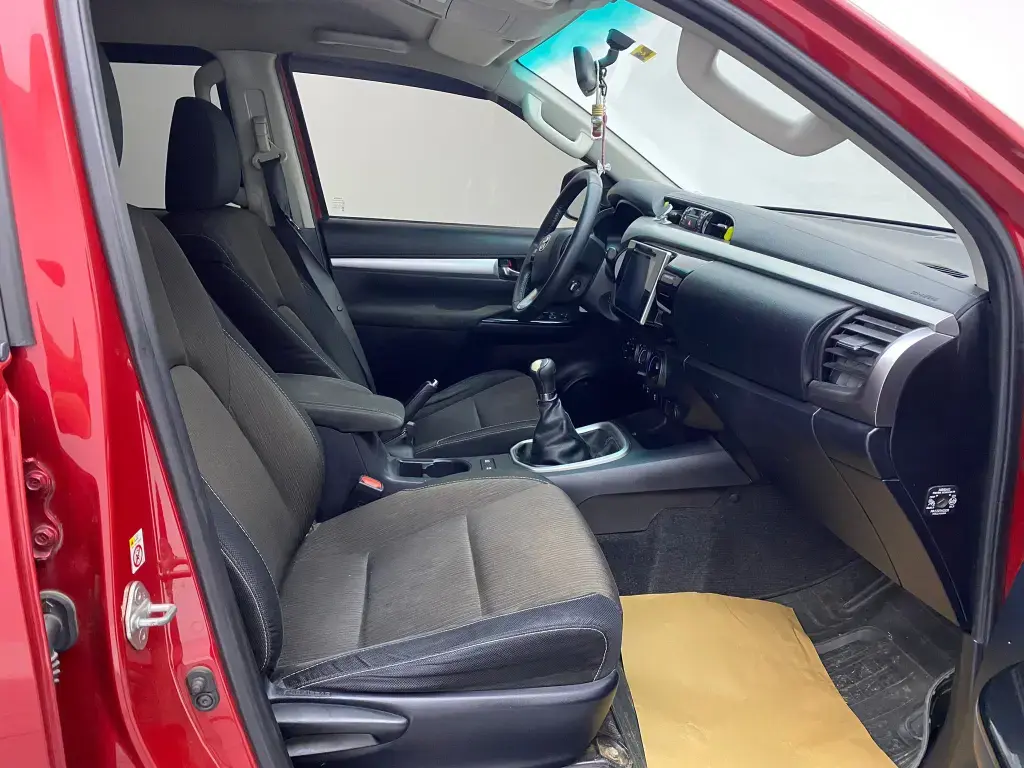 Toyota  Hi-Lux 2.4 D-4D 4x2 Adventure 6