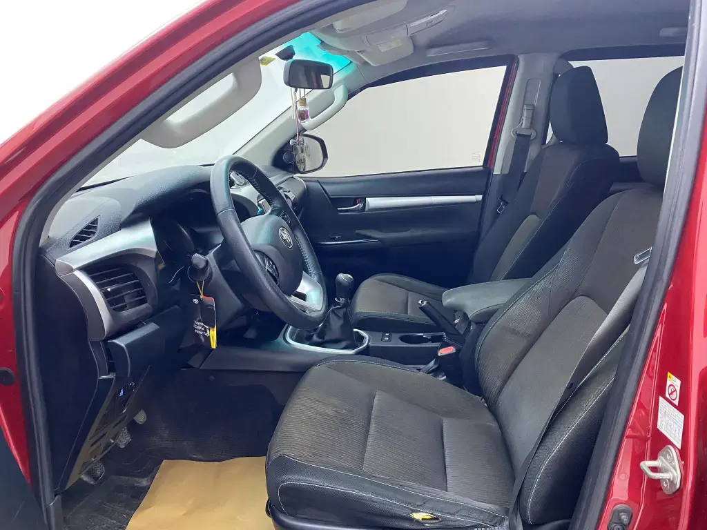 Toyota  Hi-Lux 2.4 D-4D 4x2 Adventure 7