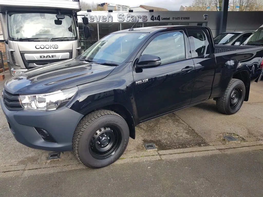 Toyota  Hi-Lux 2.4 D 3