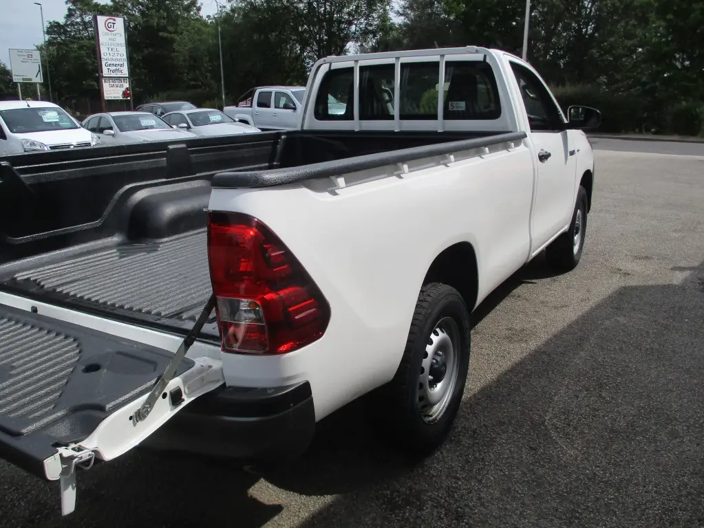 Toyota  Hi-Lux 2.4 D-4D 4x4 Active 5