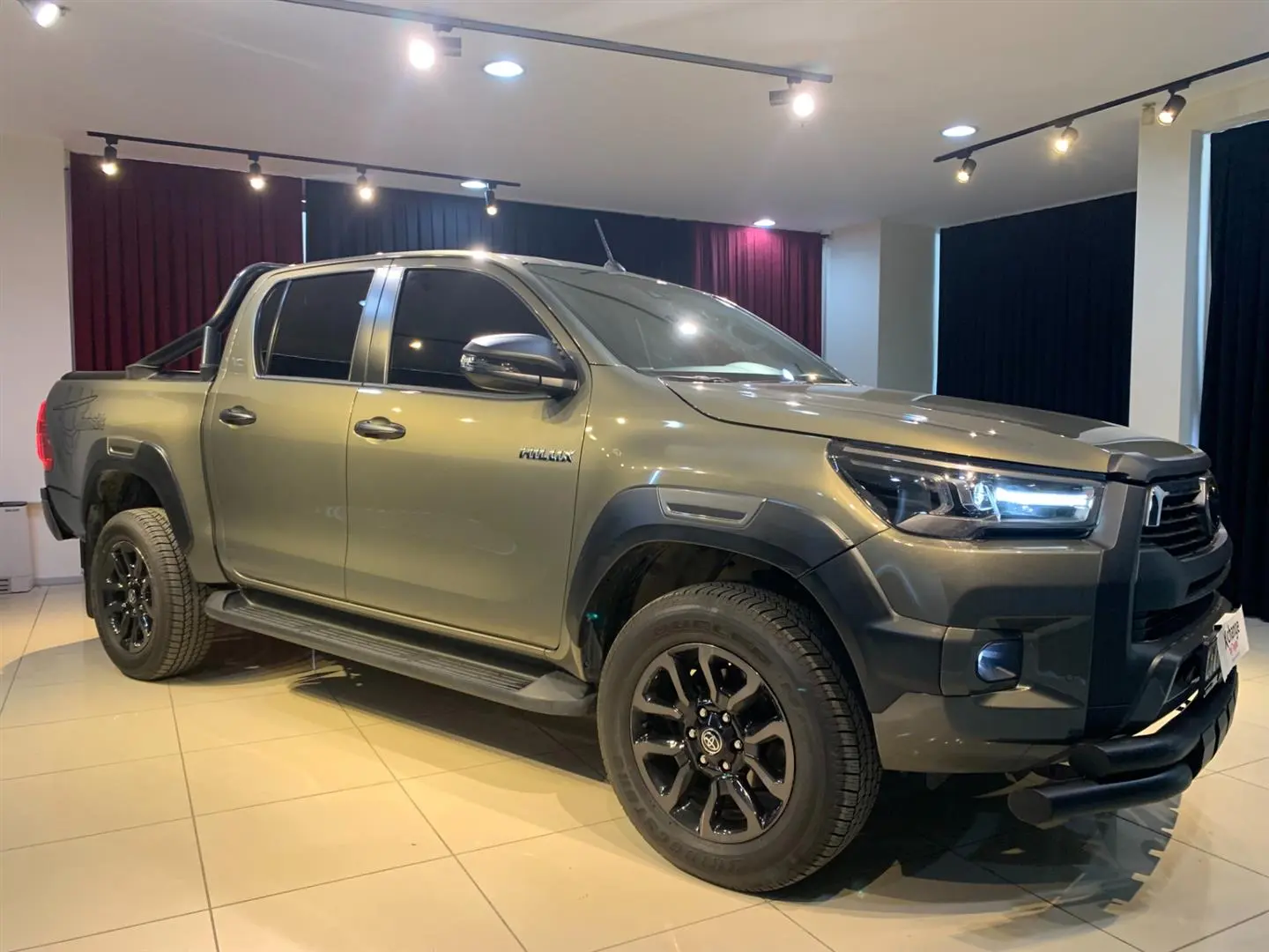 Toyota  Hi-Lux 2.4 D-4D 4x4 Invincible 6