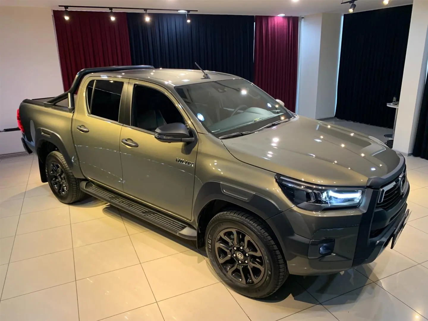 Toyota  Hi-Lux 2.4 D-4D 4x4 Invincible 4