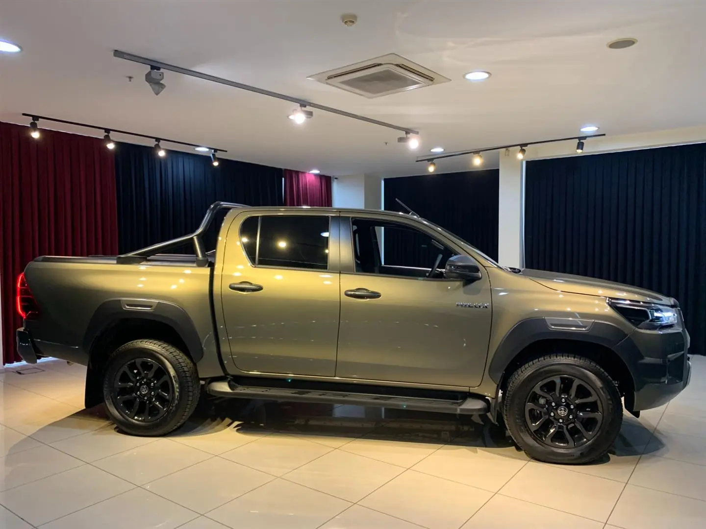 Toyota  Hi-Lux 2.4 D-4D 4x4 Invincible 5