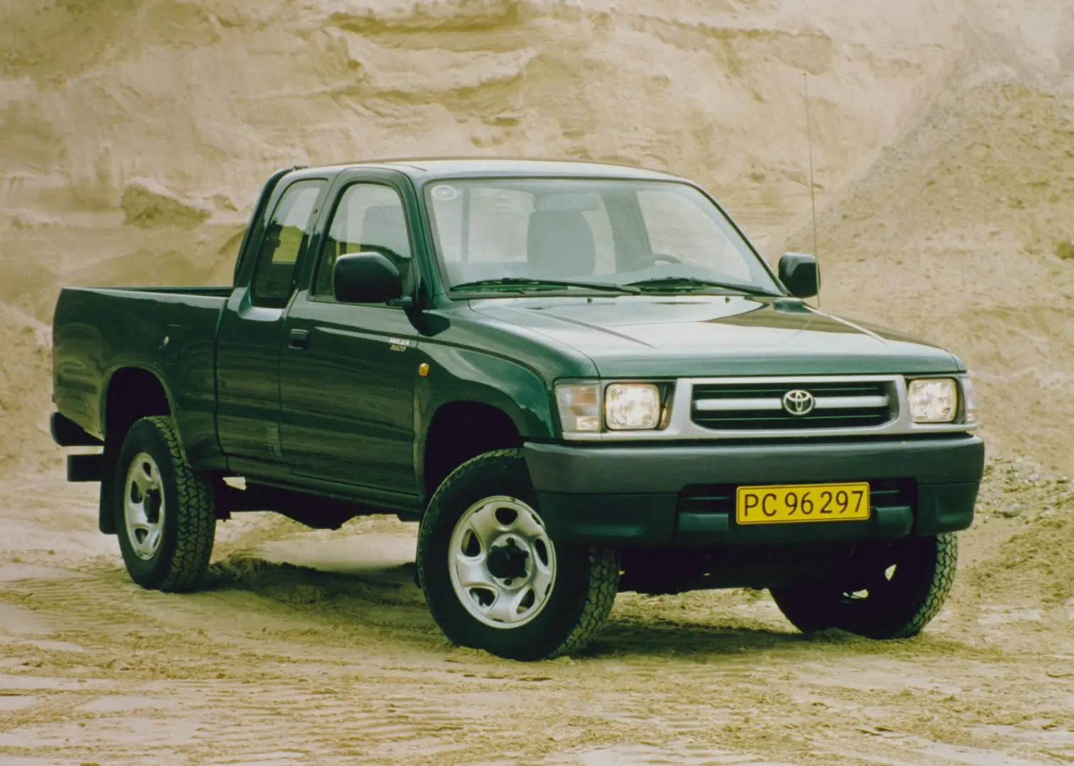 Toyota  Hi-Lux 2.4 D Extra 3