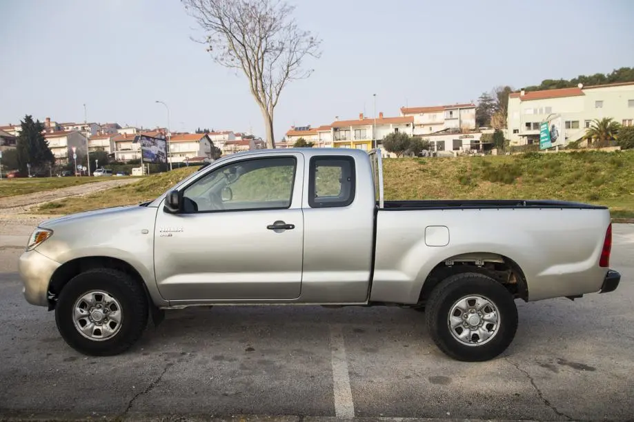 Toyota  Hi-Lux 2.5 D-4D 4x2 Comfort 5