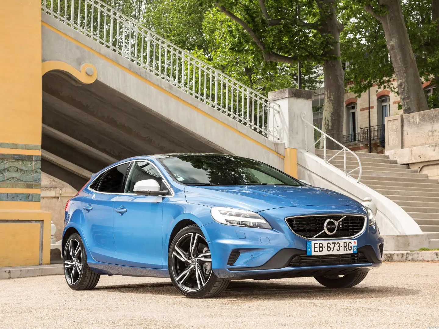 Volvo V40 V40 2.0 D D4 R-Design Plus Geartronic 1
