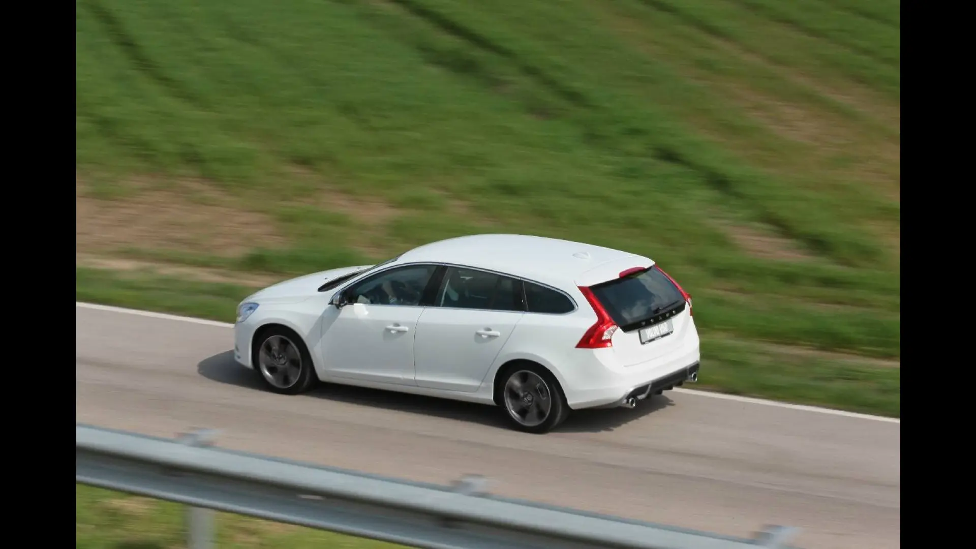 Volvo V60 V60 2.4 D D5 AWD R-Design Geartronic 2